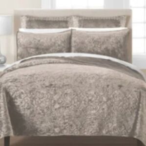 Velvet quilt with pillow shams
